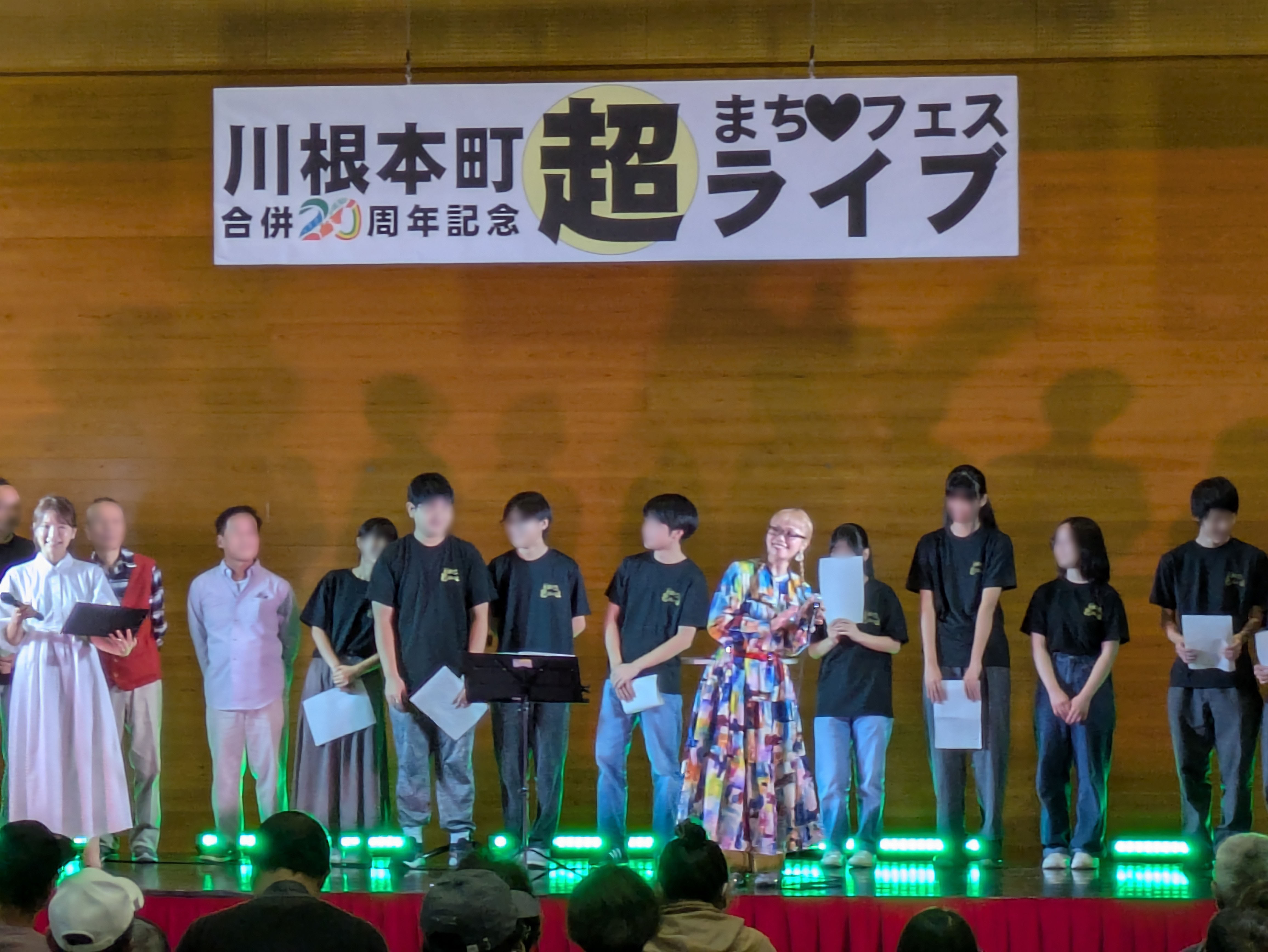 朝倉さや氏と地元の学生