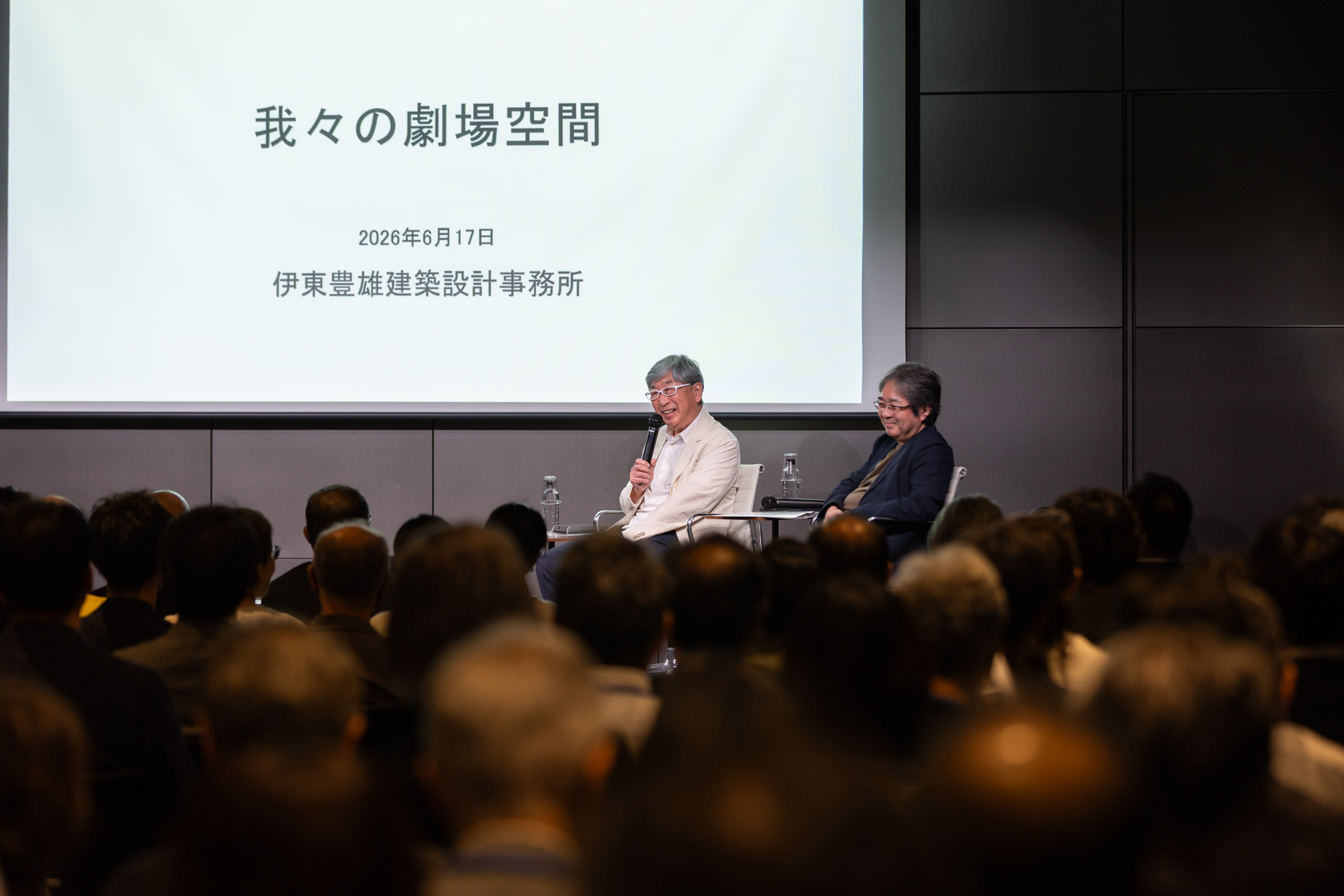 会場の様子と伊東豊雄建築設計事務所 伊東氏、東氏