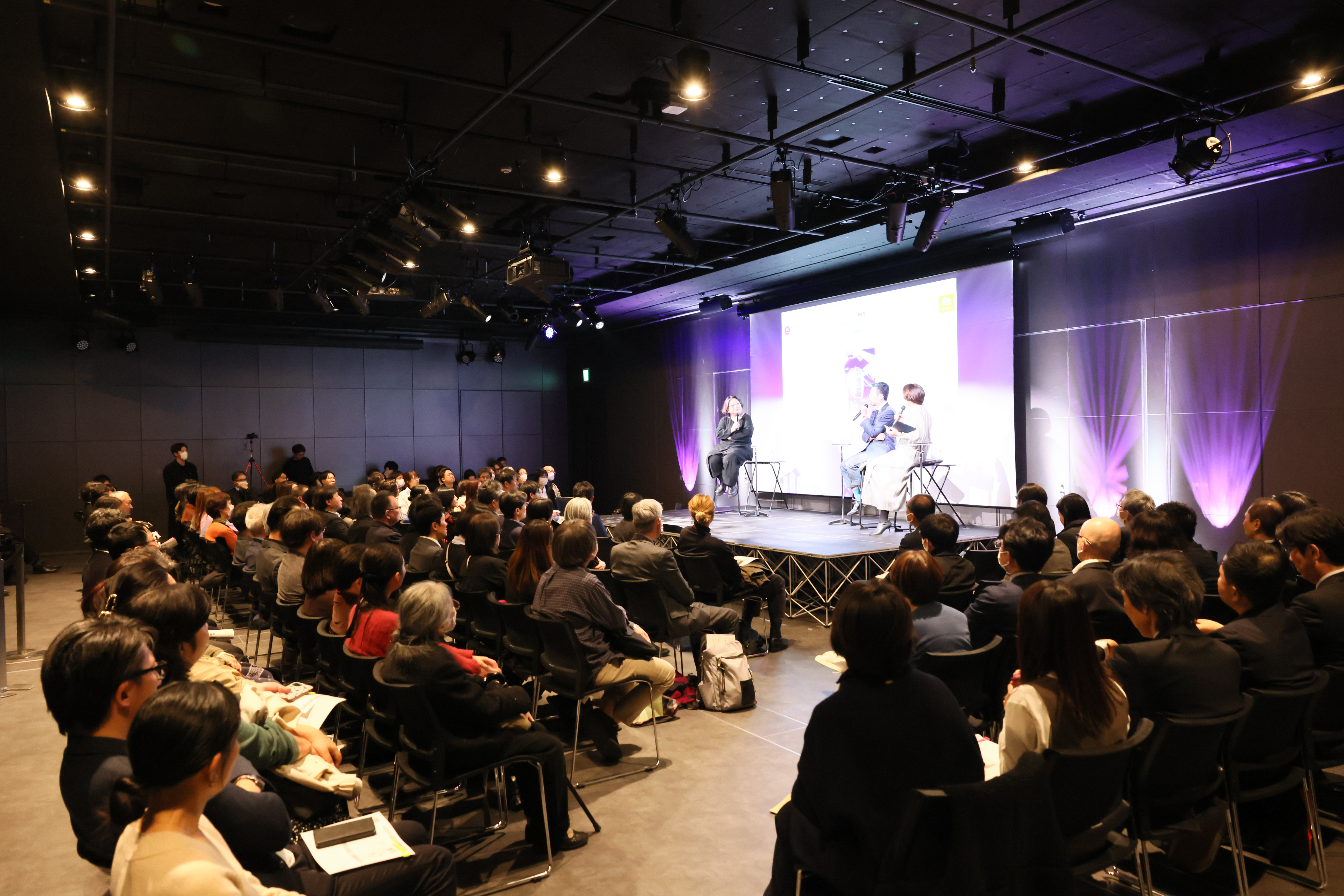 本番中のステージと客席の様子。