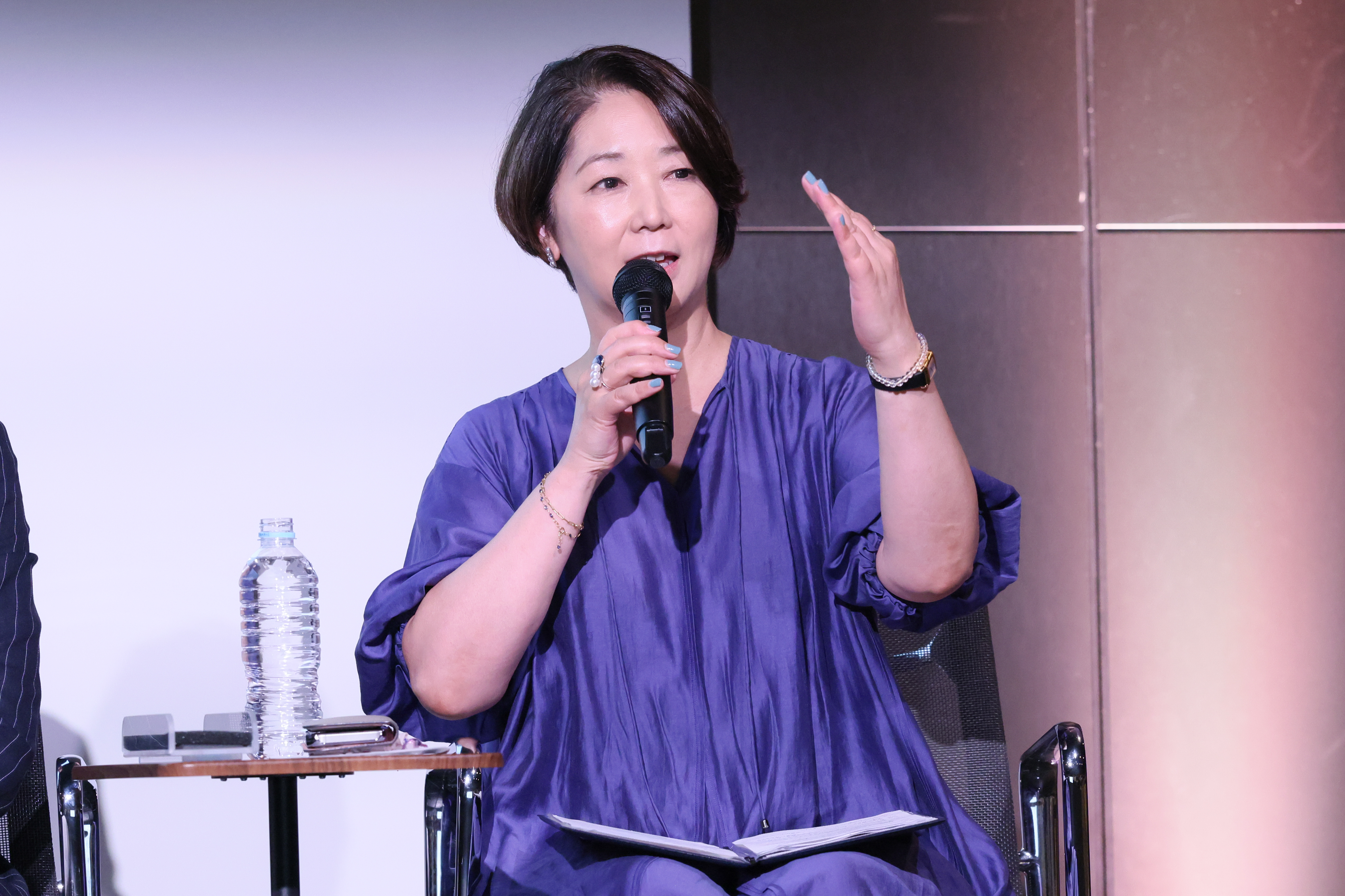 ホスト　中井美穂氏