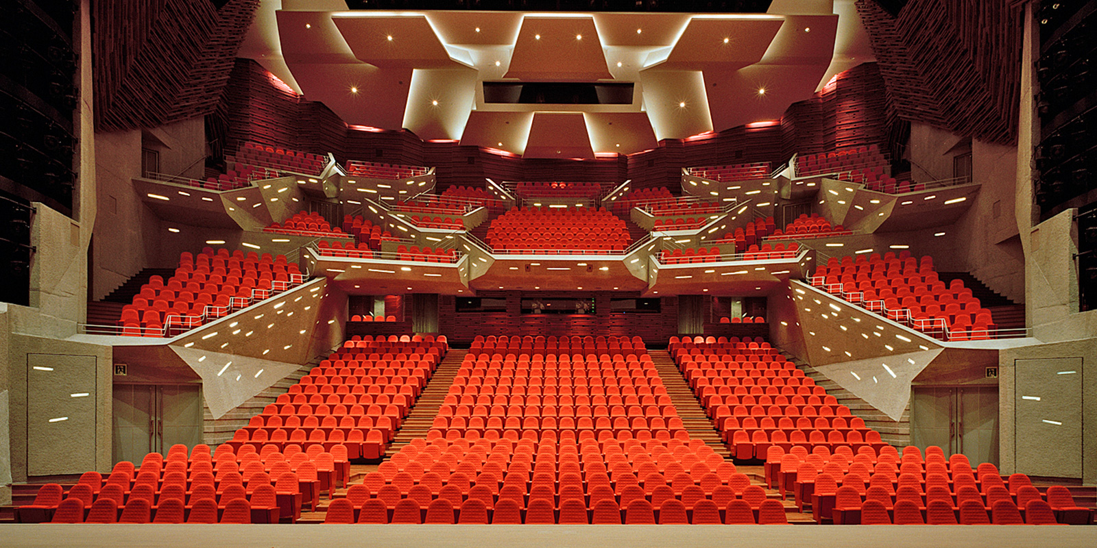 秋田県　由利本荘市文化交流館　カダーレ