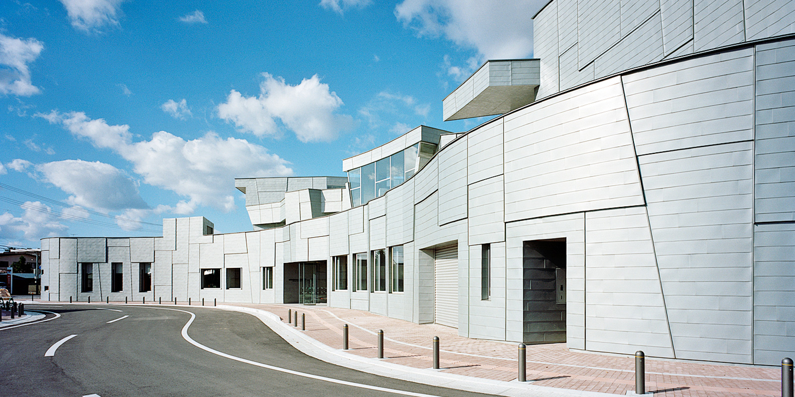 秋田県　由利本荘市文化交流館　カダーレ