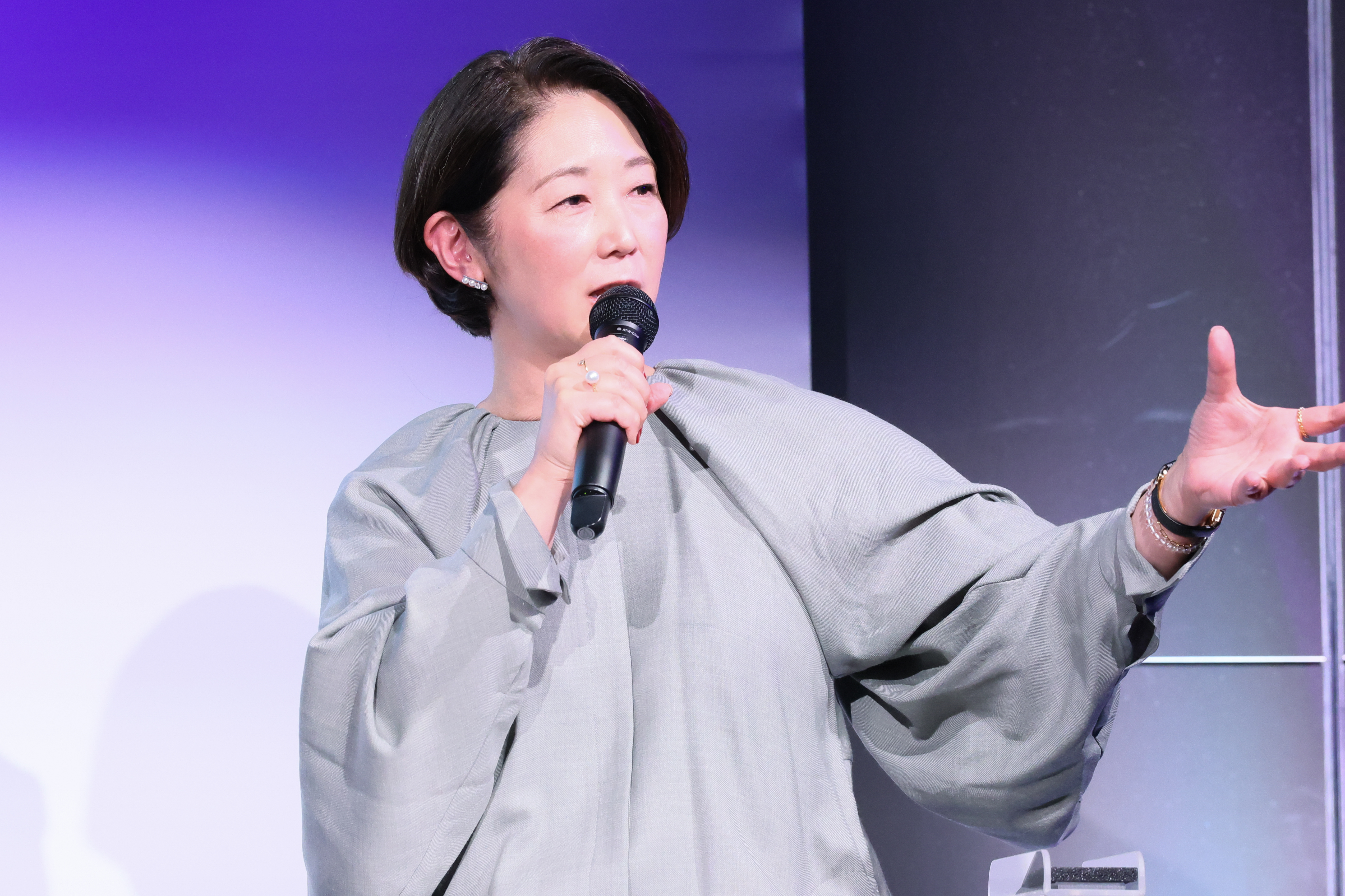 ホスト 中井美穂氏